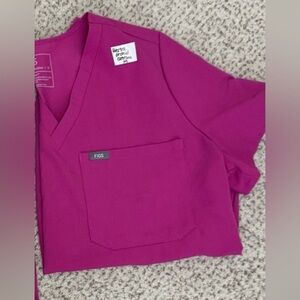 FIGS scrubs Electric Orchid pink
Limited Edition color
Figs